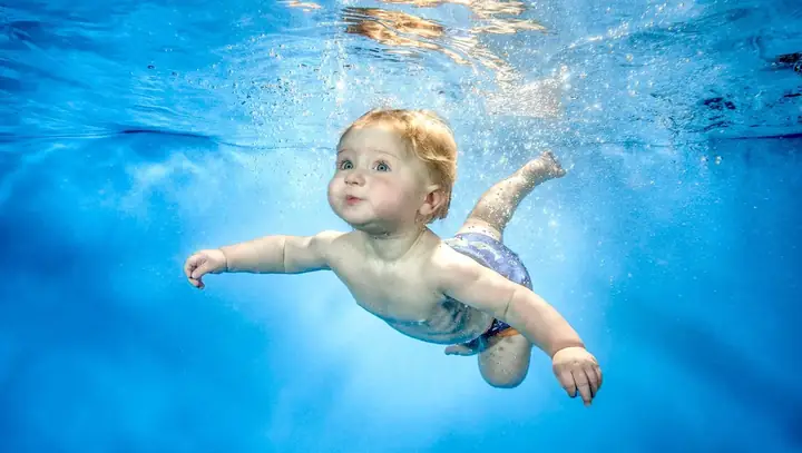 Baby swimming с взрослым