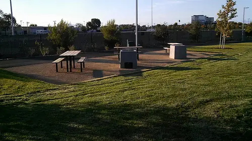 Лужайка и игровая зона Bay Meadows Park