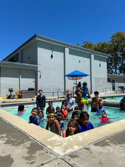 Дети у бассейна Bulldogs Swim School