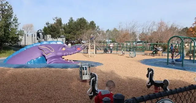 Фиолетовые драконы Magic Mountain