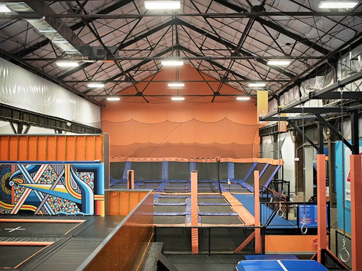Батутный зал Sky Zone